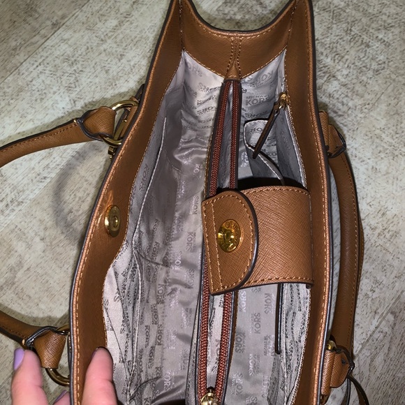 Michael kors purse - Picture 3 of 3